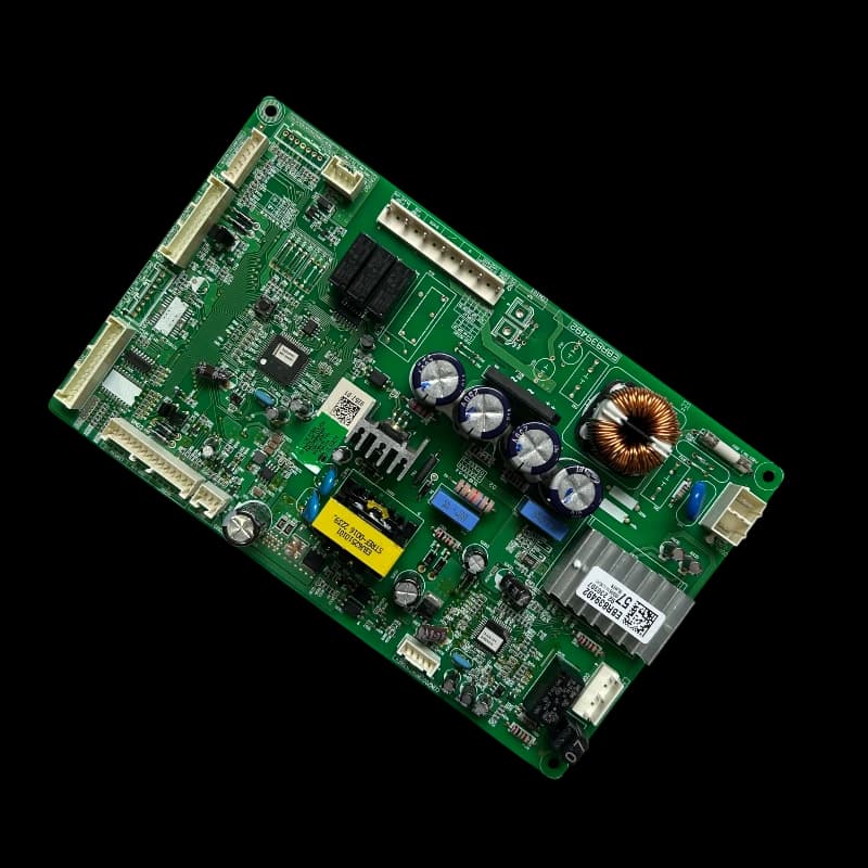 tarjeta main lg ebr83949257 para refrigerador vista en ángulo con bobina de cobre y capacitores