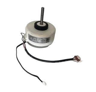 Detalle de la etiqueta con especificaciones del motor 11002012A01231