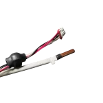 Sensor de temperatura con cable rojo y conector para sistemas de aire acondicionado.