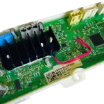 Detalle EBR83037883 con etiqueta de parte, disipador negro y puente rojo