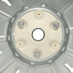 Detalle del centro del rotor LG 4413ER1002F con alojamiento estriado y pernos de fijación