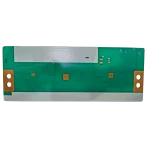 Fotografía diagonal de la T-CON LG 6870C-0401C; repuesto OEM para televisores LG de cuarenta y dos pulgadas series LM, ideal para restaurar la imagen.