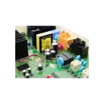 Componentes electrónicos (transformador y condensadores) en tarjeta Main LG