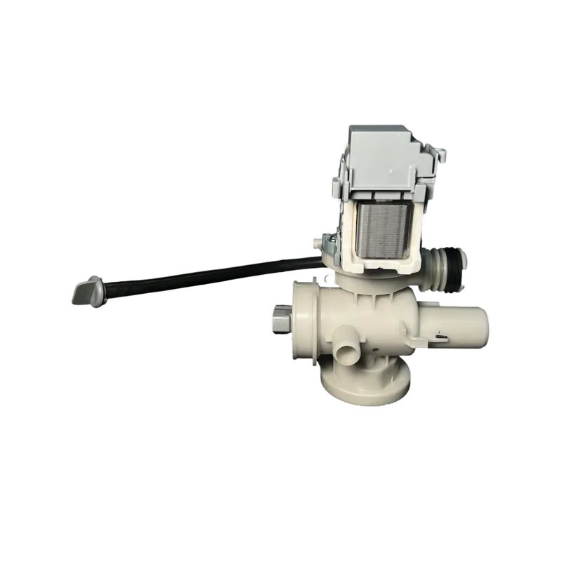 Bomba de drenaje Samsung DC97-20621A – Vista en perspectiva Bomba de drenaje Samsung DC97-20621A ensamblada, motor y carcasa con manguera de desagüe