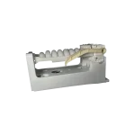 Fabricador de Hielo Samsung DA97-08059A, lateral derecha; salida/manguera de guía hacia la bandeja.