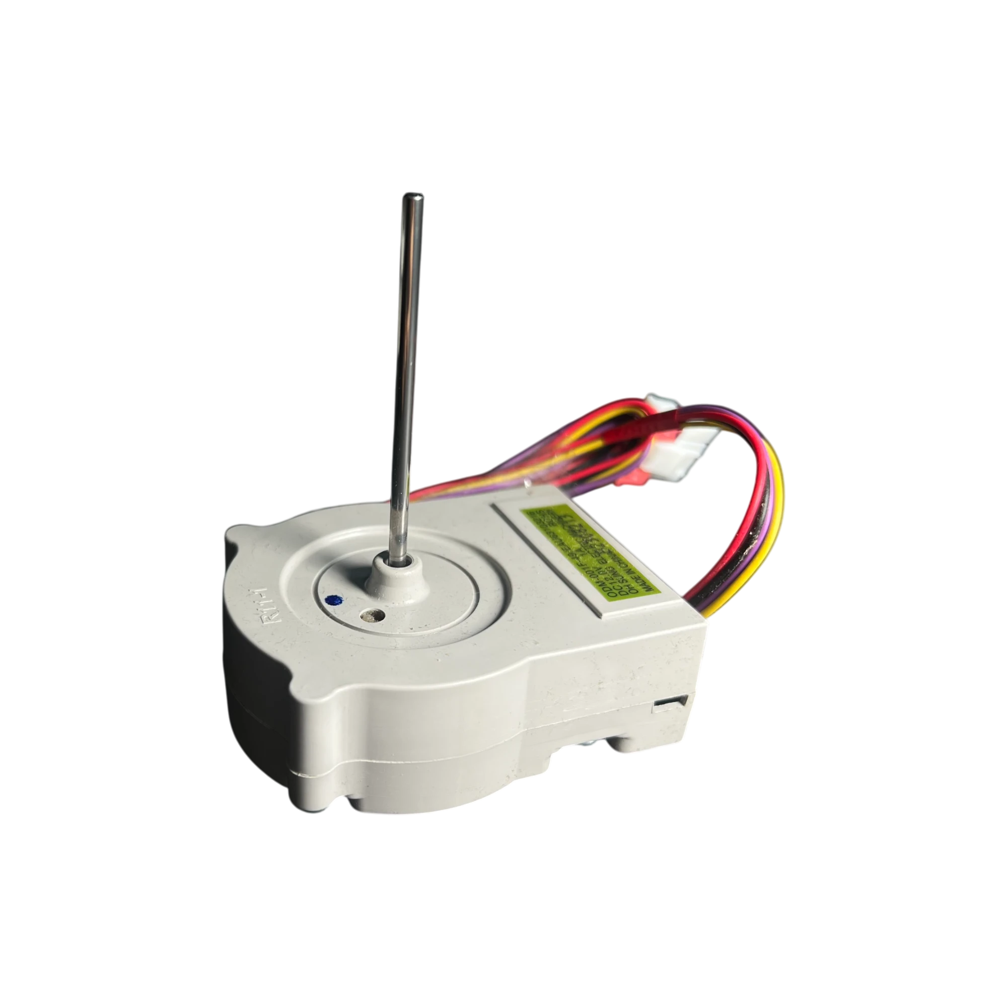 Motor DC ventilador evaporador LG EAU63103216 vista 3/4 con eje metálico y arnés multicolor
