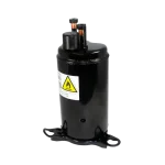 Compresor KSK89D29UEZD – Vista lateral con etiqueta de advertencia Compresor KSK89D29UEZD para aire acondicionado, vista lateral con etiqueta de advertencia