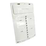 DA97-12609C Samsung – Cubierta de Evaporador Vista Angular Cubierta de evaporador Samsung DA97-12609C en perspectiva, panel blanco con ranuras y ductos