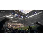 Imagen de un estadio lleno durante un partido de fútbol en EA Sports FC 26, con aficionados celebrando y banderas del Real Madrid