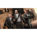 Grand Theft Auto V: Los Tres Mosqueteros de la Mafia Captura de pantalla de GTA V con tres personajes armados en trajes de negocios
