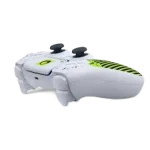 Mando de juego inalámbrico blanco con diseño verde Mando de juego inalámbrico blanco con joysticks negros y detalles en verde