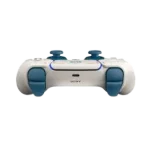 Mando de PlayStation con diseño innovador y tecnología avanzada Mando de PlayStation blanco con detalles azules y tecnología de iluminación LED