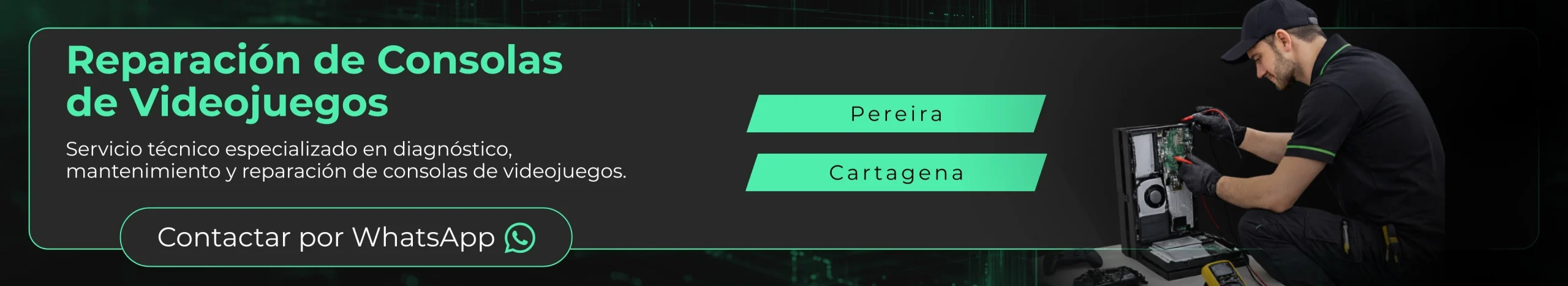 Técnico reparando consola