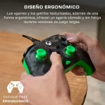 Manos sosteniendo un controlador de juego verde y negro con diseño ergonómico