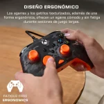 Mano sosteniendo un mando de juego ergonómico con agarres texturizados y diseño de camuflaje