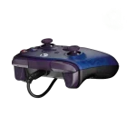 Mando de Xbox con diseño azul y púrpura, con cable USB y controles coloridos