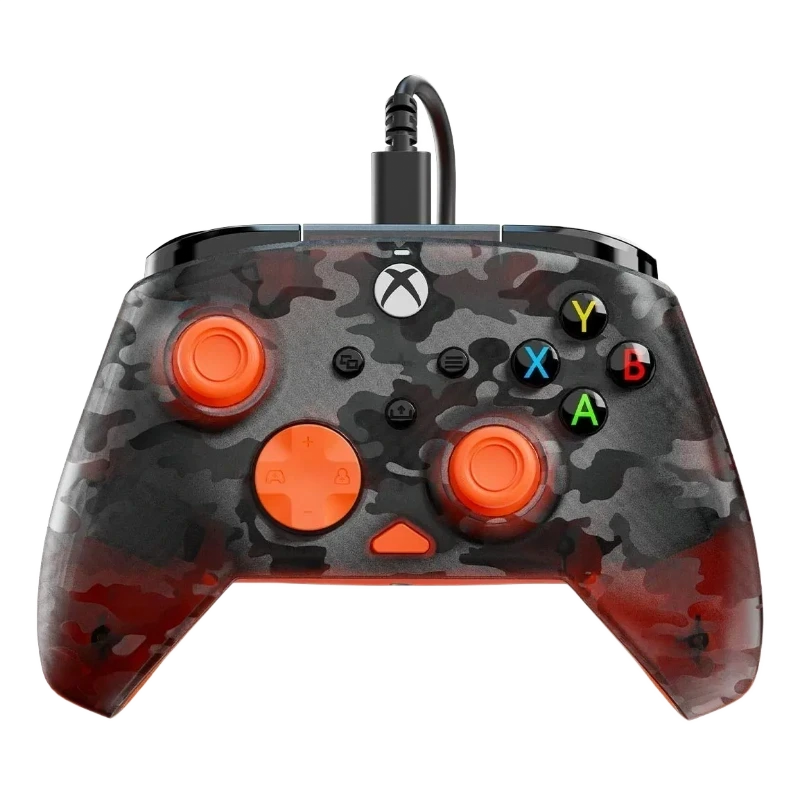 Mando de Xbox con diseño de camuflaje oscuro y botones naranjas brillantes