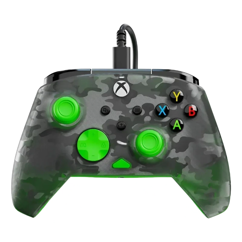 Mando de Xbox con patrón de camuflaje oscuro y botones verdes brillantes, ideal para gamers
