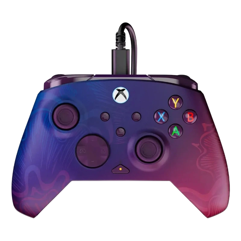 Mando de Xbox con colores degradados de azul a rosa y conector USB
